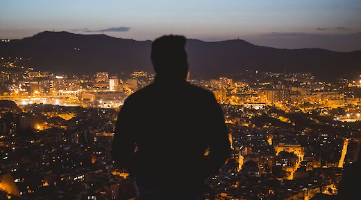 Looking out over Barcelona at night, Spain. Wyrona@Unsplash