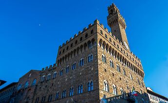 Blue skies above the Piazza della Signoria, Florence, Italy. Anton Volnuhin@Unsplash