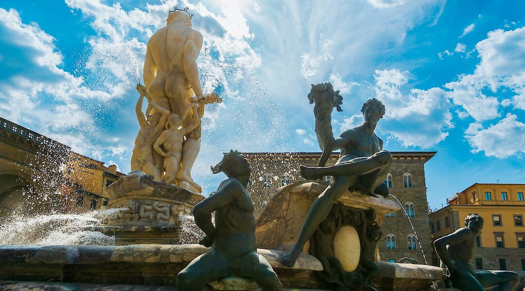 Fountain in Piazza della Signoria from below, Florence, Italy. Vladna Mashko@Unsplash