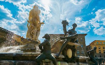 Fountain in Piazza della Signoria from below, Florence, Italy. Vladna Mashko@Unsplash