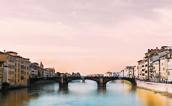 Ponte Vecchio at dusk, Florence. Domenico Loia@Unsplash
