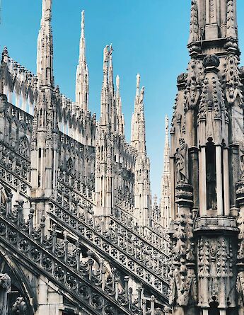 Blue skies over the spires of Milan Cathedral. Nusa Urbancek@Unsplash