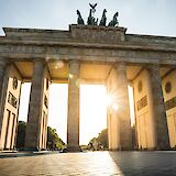 Sun shining through the Brandenburg Gate, Berlin. Simon Vollformat@Unsplash