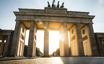 Sun shining through the Brandenburg Gate, Berlin. Simon Vollformat@Unsplash