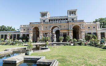 Statue and shrubs in the Sanssouci Palace gardens, Potsdam, Germany. Wolfgana Weiser@Unsplash