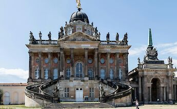 Statues on the roof of Sanssouci Palace, Potsdam, Germany. Wolfgang Weiser@Unsplash