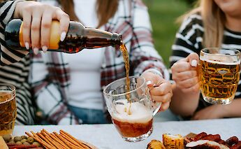 Pouring a beer, Germany. Kateryna Hliznitsova@Unsplash