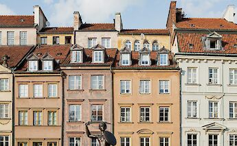 Statue in front of buildings, Warsaw, Poland. Laura Dai@Unsplash
