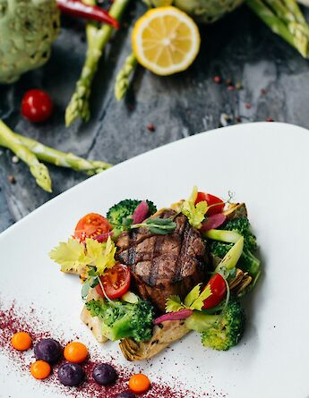 Steak and vegetables, Germany. Unsplash:Eugene