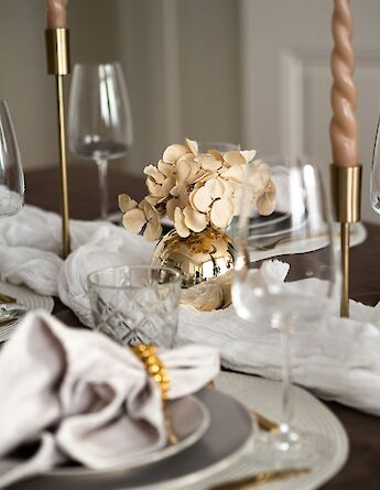 Table set, Germany. Unsplash:Marcus Lenk