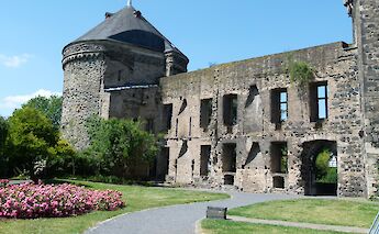 Castle ruins, Andernach, Germany. Flickr:TIMRAAB227