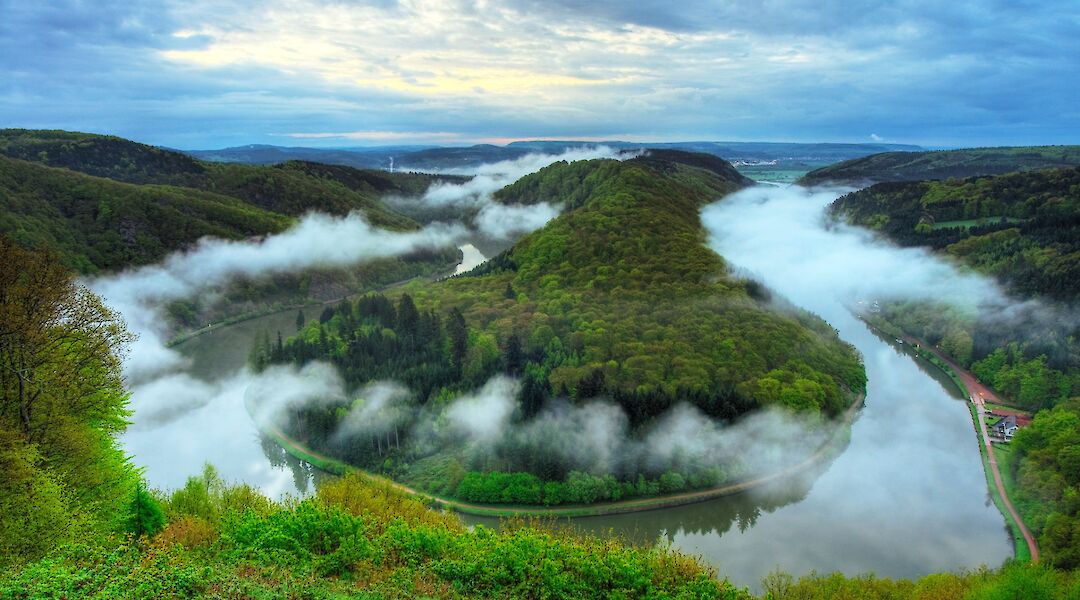 Mist over the Saar Loop, Germany. Wiki:Wolfgang Staudt