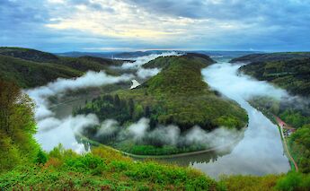 Mist over the Saar Loop, Germany. Wiki:Wolfgang Staudt