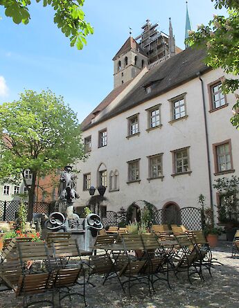 Outdoor seating in Regensburg, Germany. Flickr:ho visto nina volare