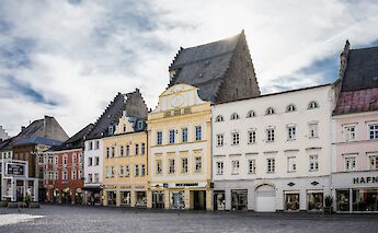 Square in Straubing, Germany. Unsplash:Leonhard Niederwimmer