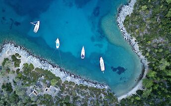 Four boats in a bay in Bodrum, Turkey. Unsplash:Kaan Kosemen