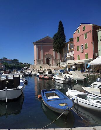 Pink buildings in Lošinj, Croatia. Unsplash:Alexandre Ours