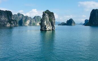 Lan Ha Bay, Vietnam. Unsplash:Olga Vel