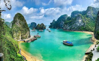 Panoramic of Ha Long Bay, Vietnam. Unsplash:Marina Lobato