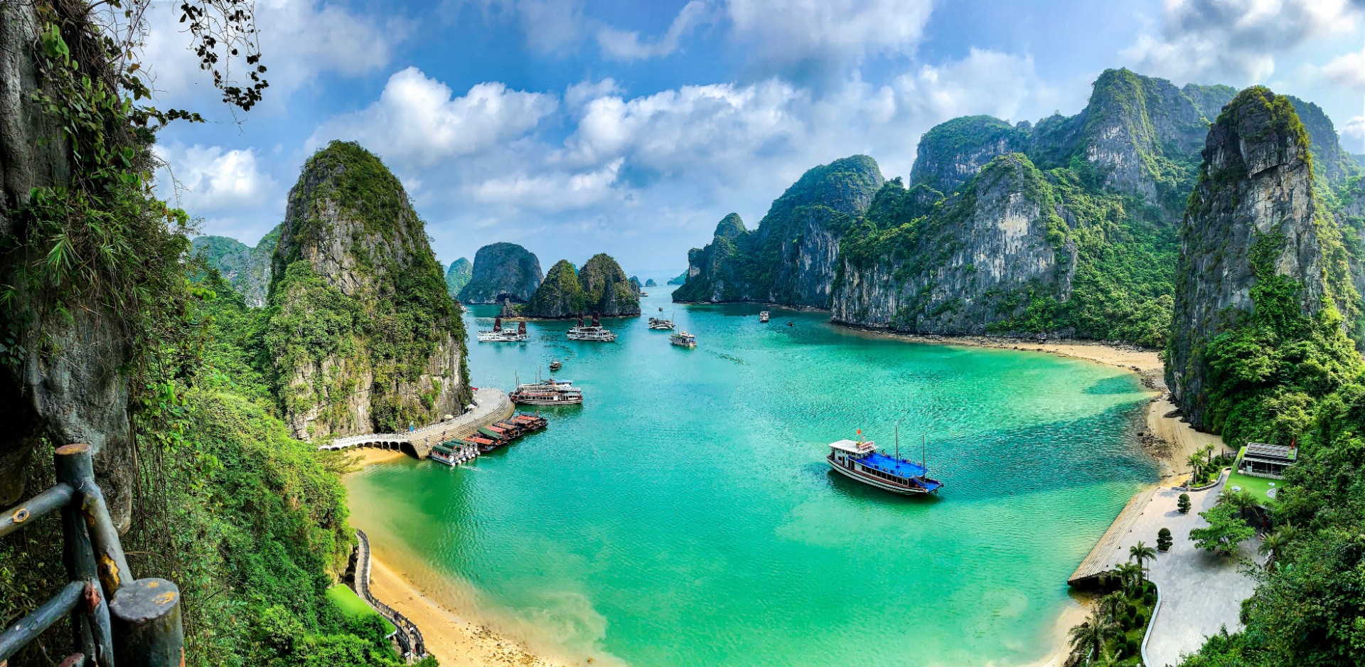 Panoramic of Ha Long Bay, Vietnam. Unsplash:Marina Lobato