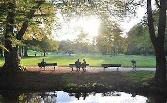 People sitting in the English garden, Munich, Germany. I do nothing but love@Unsplash