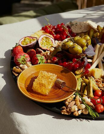 Honey and fruit. Unsplash:Olivie Strauss