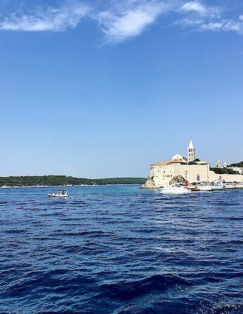 Speedboats around Rab, Croatia. Unsplash:Gian Luca Garattoni