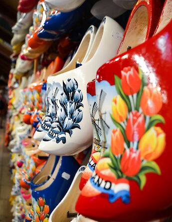 Souvenir clogs, Zaanse Schans, Holland. Unsplash:Joao Guimaraes