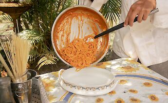 Serving spaghetti. Unsplash:Fellipe Ditadi