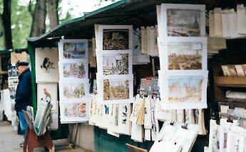 Art for sale, Paris, France. Unsplash:Roman Kraft