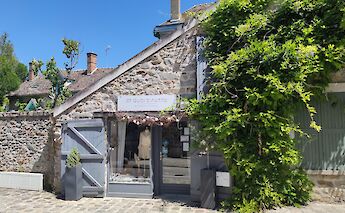 Boutique in Barbizon, France. Flickr:Werner Bayer