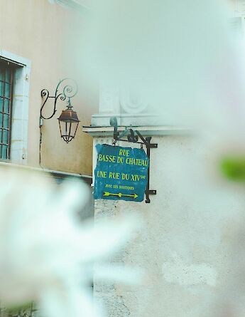 Sign in Montargis, France. Unsplash:Hugo Coulbouee