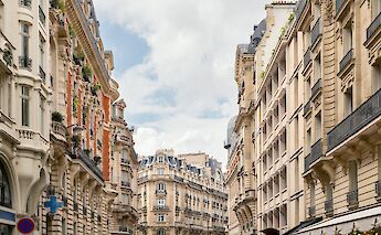 Street in Paris, France. Unsplash:Laura Adai