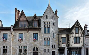 Street outside Hôtel de Ville, Moret-sur-Loing, France. Flickr:Patrick