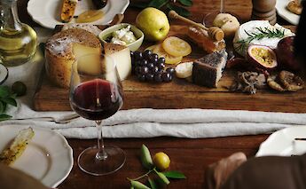 Wine, cheese and fruit tapas. Unsplash:Curated Lifestyle
