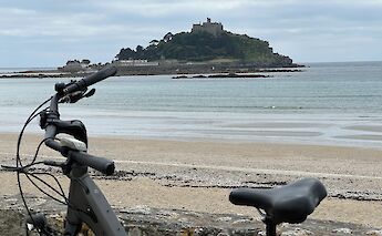 A scenic cycling stop. to-Cco