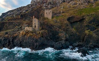An old tin mine engine house, Cornwall, UK.  MV@unsplash