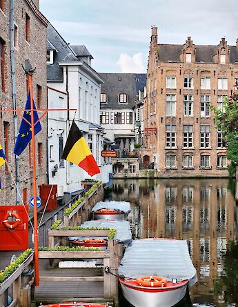 Quintessential canal views in Bruges. Despina Galani@unsplash