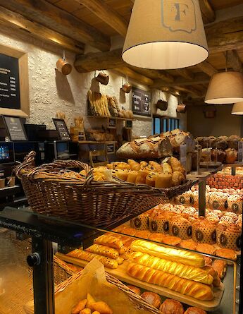 A French boulangerie in Paris. Aiseleer@pexels