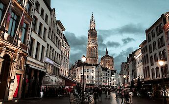 Evening glow in Antwerp's Grote Markt. Flickch@unsplash