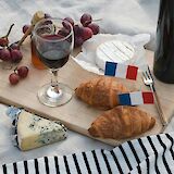 Picnic by the Eiffel Tower in Paris. Polina Kovaleva@pexels