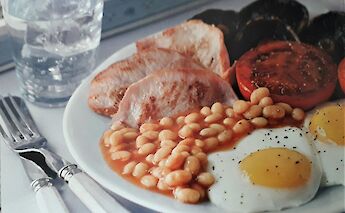 Full English breakfast. Elle May@unsplash