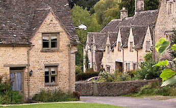 Bibury’s iconic cottages line the narrow streets. MagdaVrabetz@unsplash