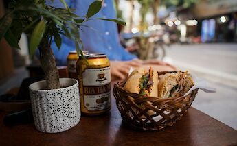 Bánh mì and local beer at a street-side cafe. Flodahm@pexels