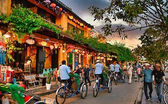 Evening stroll in Hoi An. AllphotoBangkok@unsplash