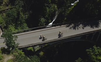 Bike tour from above, Multnomah Falls, Oregon, USA. CC:Ebike Multnomah Falls