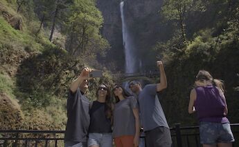 Taking a selfie at Multnomah Falls, Oregon, USA. CC:Ebike Multnomah Falls