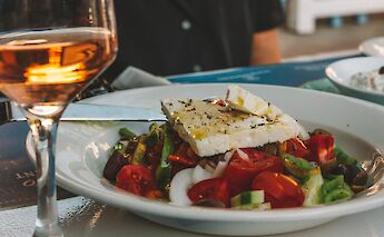 Greek salad with wine. unsplash@LoesKlinker