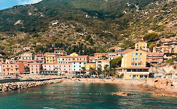 Giglio Porto . unsplash@MicheleBitetto