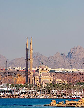 Hurghada’s El Mina Mosque with the Red Sea and desert mountains. JaydeKeroi@unsplash